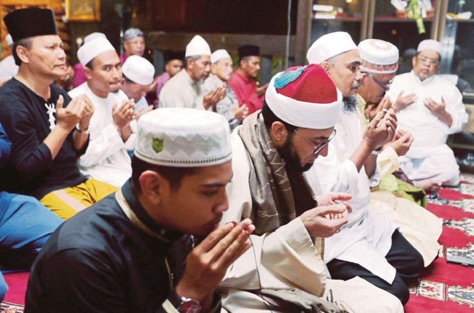MUSTAFA (dua dari kiri) mengaminkan doa bersama jemaah di Masjid Kampung Pulau, Masjid Tanah. 