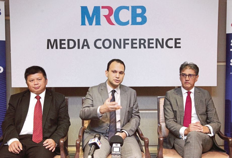 IMRAN  (tengah) ketika sidang media bersama Ketua Pegawai Korporat MRCB, Amarjit Chhina (kanan) dan Ketua Pegawai Kewangan Kumpulan MRCB, Ann Wan Tee selepas Mesyuarat Agung Tahunan MRCB di   Kuala Lumpur, semalam.