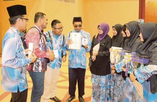 ABDUL Aziz (empat dari kiri) bersama pemenang lain MARSAH pada Karnival Amal Islami di Kuala Ketil, Kedah. 