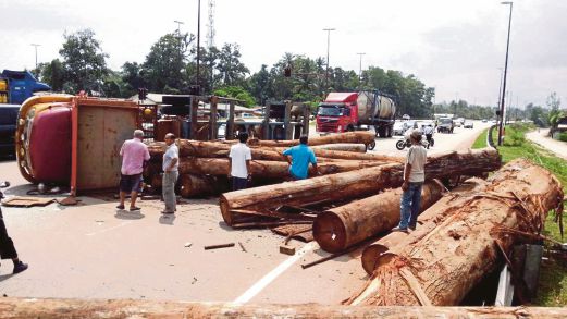 LORI bawa muatan kayu balak terbalik di Jalan Pintasan Kuantan-Pelabuhan berhampiran Bukit Rangin. 