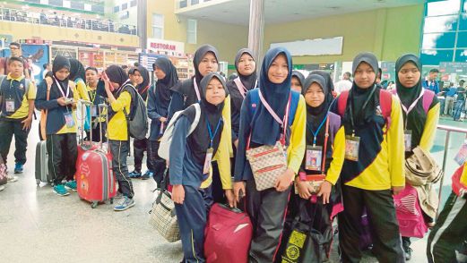 SEBAHAGIAN pelajar Sekolah Kebangsaan Penghulu Ahmad terkandas di LTAL.