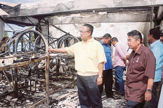 NOH  (kiri) melihat kesan kemusnahan  asrama Tahfiz Al-Ridzuan yang terbakar  di Kampung Datuk Ahmad Razali, Dengkil.