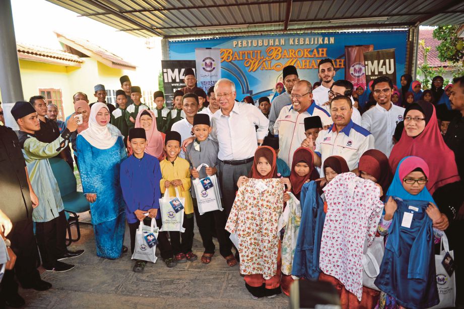 NAJIB bersama kanak-kanak  Baitul Barokah Wal Mahabbah yang menerima sumbangan baju raya.