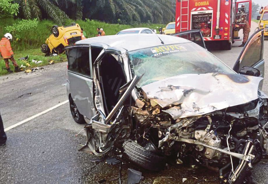 Keadaan kereta  Perodua Viva dan Perodua Myvi yang terlibat dalam kemalangan di Lebuhraya BKE berhampiran R&R Tawar.