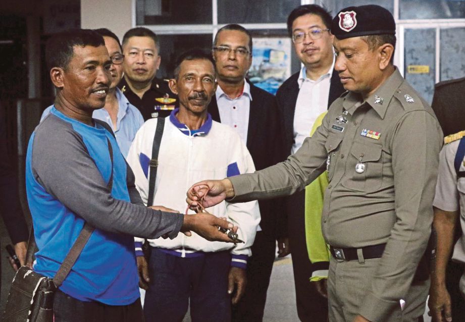 POLIS Wilayah Satun membebaskan empat nelayan warga Malaysia dan menghantar mereka pulang ke jeti Tammalang di wilayah itu pada  jam 11 malam semalam. 