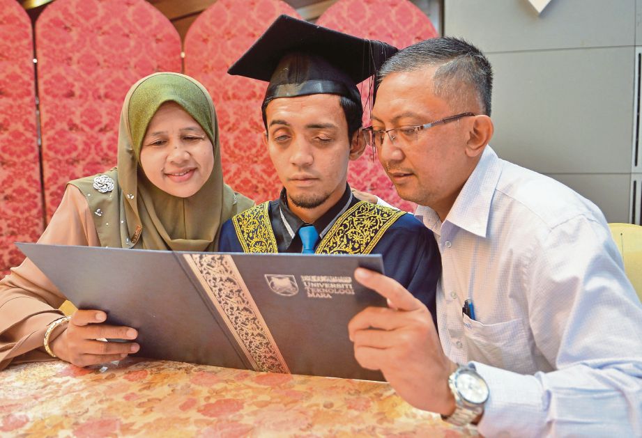  MOHAMAD Amirul Arif bersama bapa, Mahathir Survi dan ibu, Roshani Salleh melihat diploma yang diterima. 