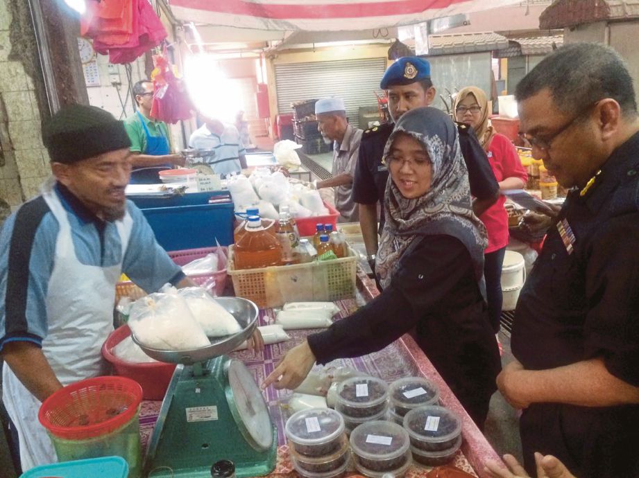 UMMI Nasrah membuat pemantauan harga kawalan di Pasar Sungai Besi.