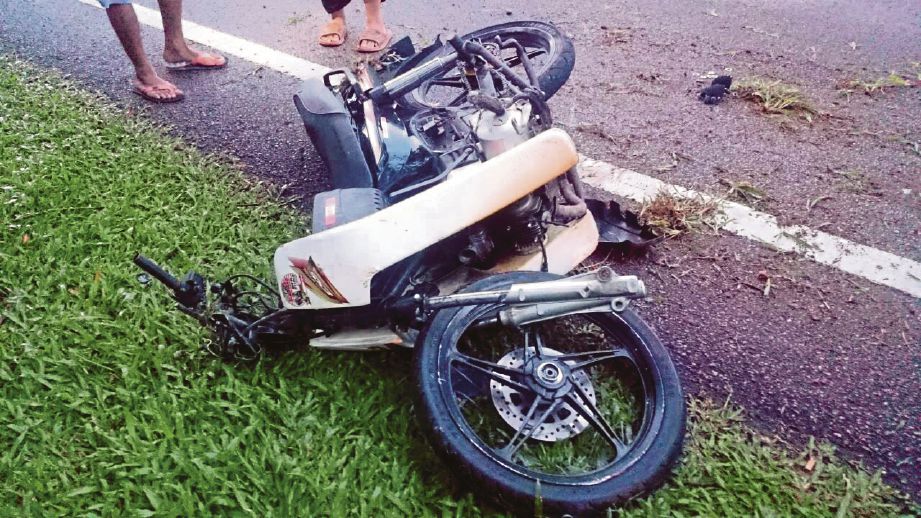 KEADAAN motosikal mangsa,  Muhammad Syariezam yang terlanggar pokok getah tumbang di tengah jalan di Machap Baru, Alor Gajah.