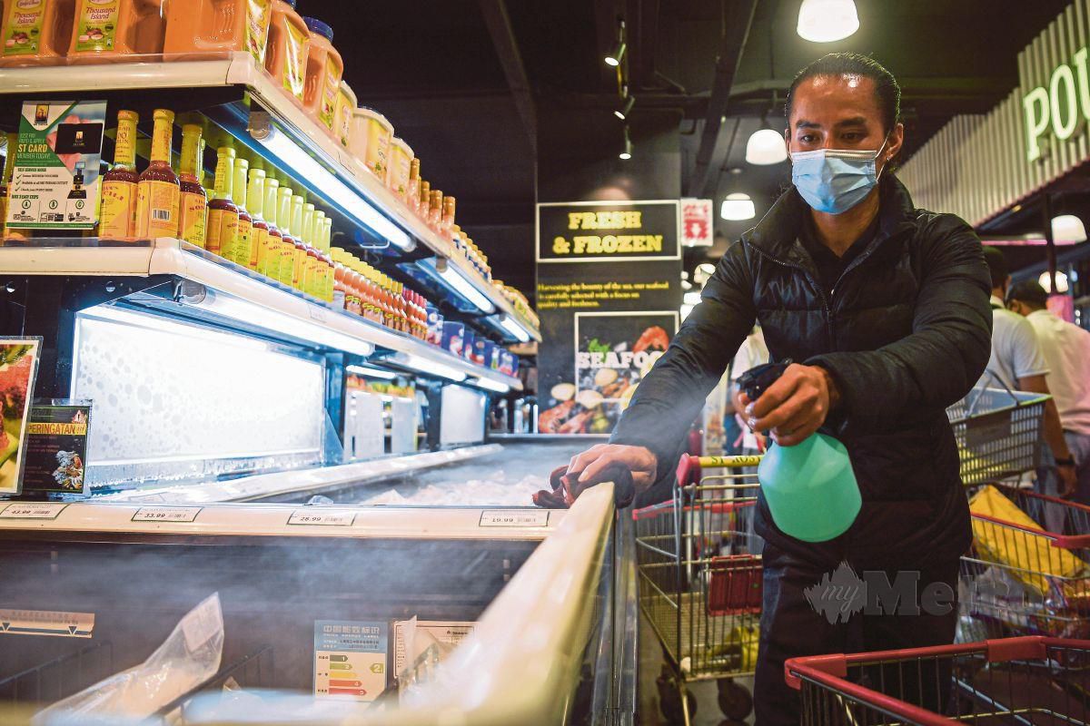 PEKERJA sebuah pasar raya di Setiawangsa, Kuala Lumpur melakukan kerja sanitasi secara berkala untuk memastikan tahap kebersihan terjaga. 