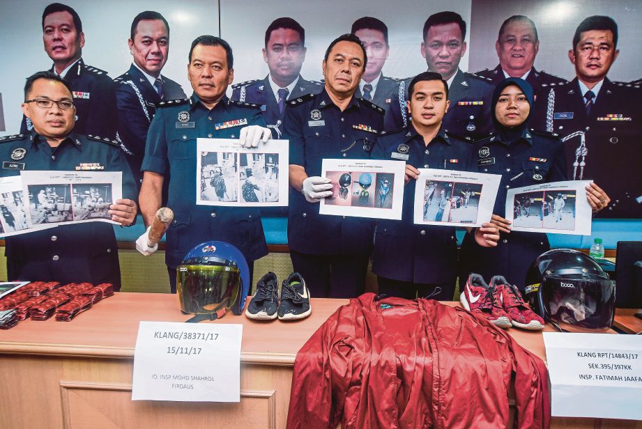 Shamsul Amar  (dua dari  kiri) menunjukkan gambar daripada CCTV dan barangan yang diperoleh daripada suspek kes samun kedai sebaneka 24 jam  pada sidang media, semalam.. 