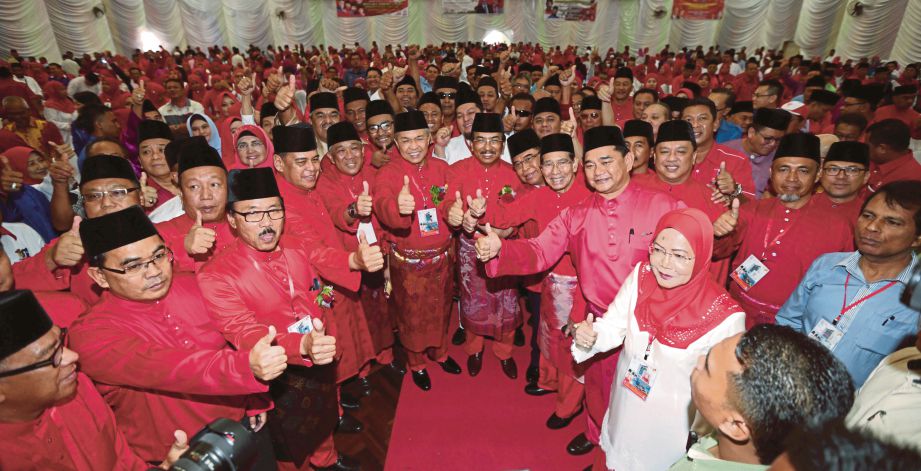   Ahmad  Zahid (tengah) pada Mesyuarat Perwakilan Bahagian UMNO Zon 5, Sabah.
