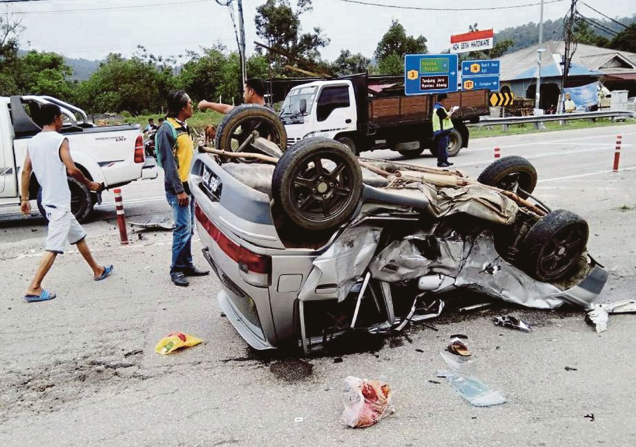 KEADAAN kereta mangsa selepas terbabit kemalangan.