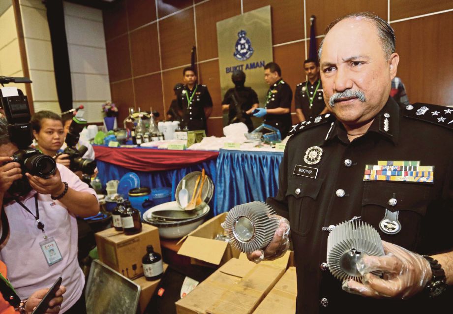 Mohd Mokhtar menunjukkan alat ganti yang digunakan untuk mengisi dadah.