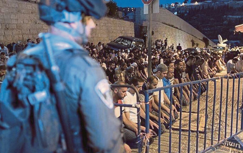 Tentera Israel terus mengawal Masjid al-Aqsa.