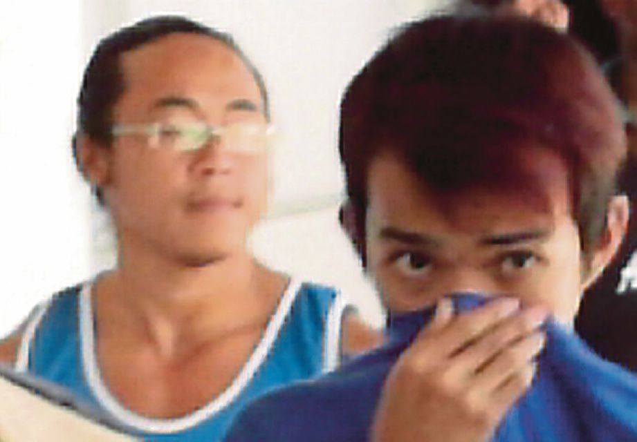 HENG  (kiri) mengaku tidak bersalah atas tuduhan mencuri di Mahkamah Majistret di Kota Kinabalu. 