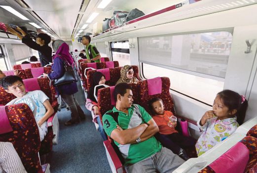 ORANG ramai teruja pertama kali menggunakan perkhidmatan Tren Elektrik (ETS) dari Kuala Lumpur ke Padang Besar.