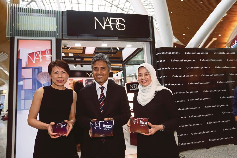 MOHAMMAD Nazli (tengah) pada majlis perasmian butik kosmetik NARS. di Sepang.