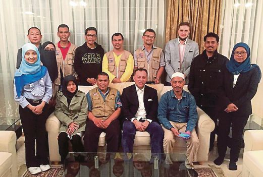  Rombongan Muslim Care Malaysia bergambar bersama  Ahmad Fadil  di Rumah Malaysia Warsaw.