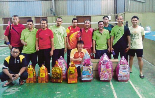 SEBAHAGIAN 20 beregu yang menyertai Kejohanan Badminton Gugusan Sungai Isap. 