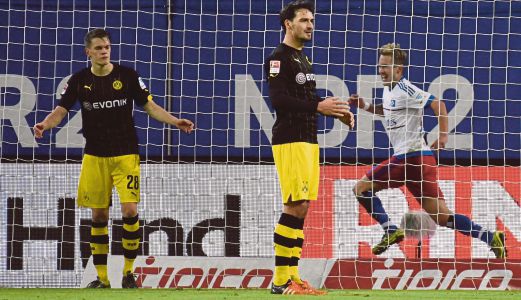 HOLTBY (kanan) raikan jaringannya ketika menentang Dortmund.