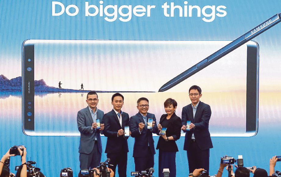 LIEW (tengah) menunjukkan model telefon pintar Samsung Galaxy Note8 di Kuala Lumpur, semalam.