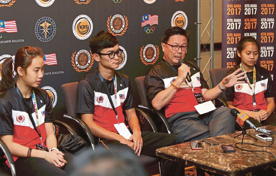 KIAN Wah bersama Traisy (kanan), Zhao Wei dan Loh Zhiayi (kiri) pada sidang media Perhimpunan Atlet Kita Juara Fasa 2.