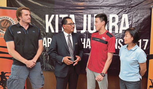  JALIL (dua dari kiri)  menyambut kepulangan perenang negara kelahiran Sarawak, Welson  dari Singapura.