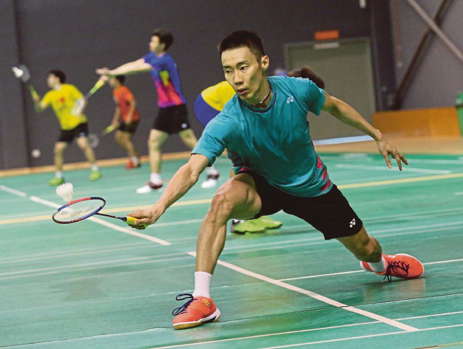  CHONG Wei fokus ketika menjalani latihan di Akademi Badminton Negara, semalam.