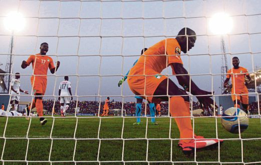 DOUMBIA (kiri) jaring gol penyamaan Ivory Coast.