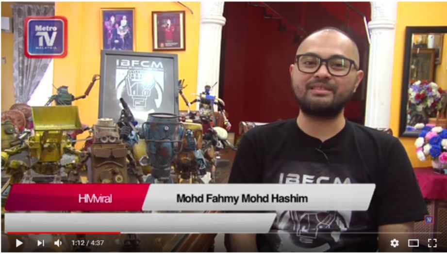 MOHD Fahmy di samping robot yang dihasilkannya.