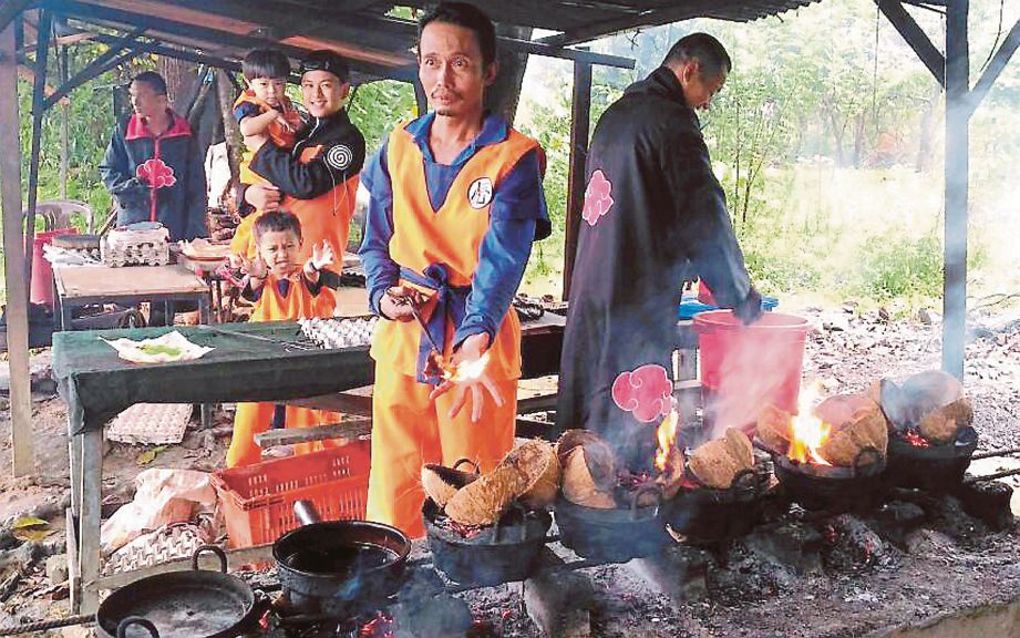 PEKERJA di gerai kuih peganang di Kampung Gelung Bilal, memakai kostum Naruto.