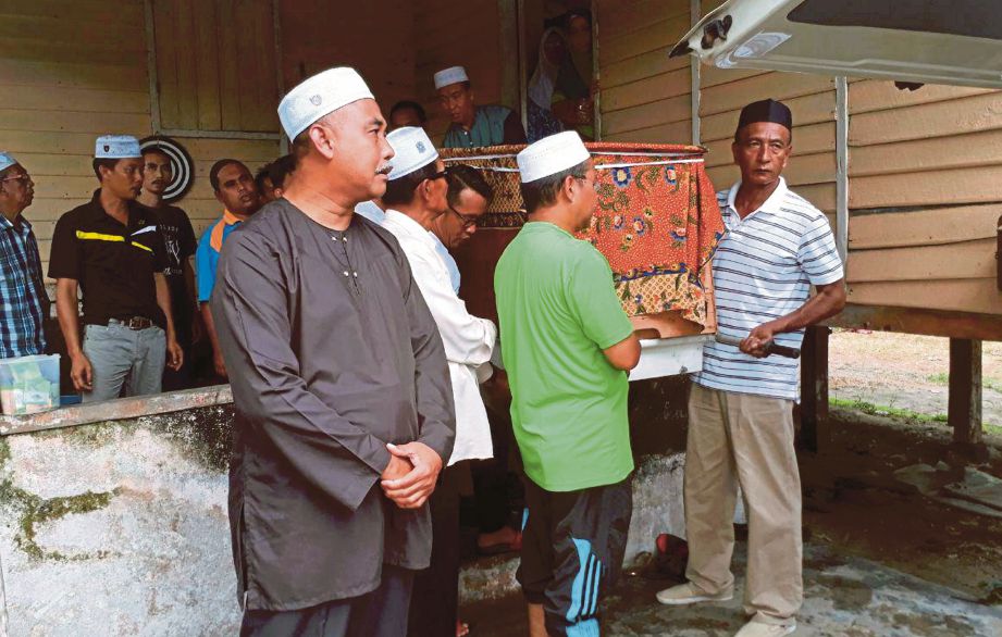 PENDUDUK mengusung jenazah Mariam  di Kampung Hubong bagi dikebumikan di Tanah Perkuburan Islam Kampung Semaloi, Endau.
