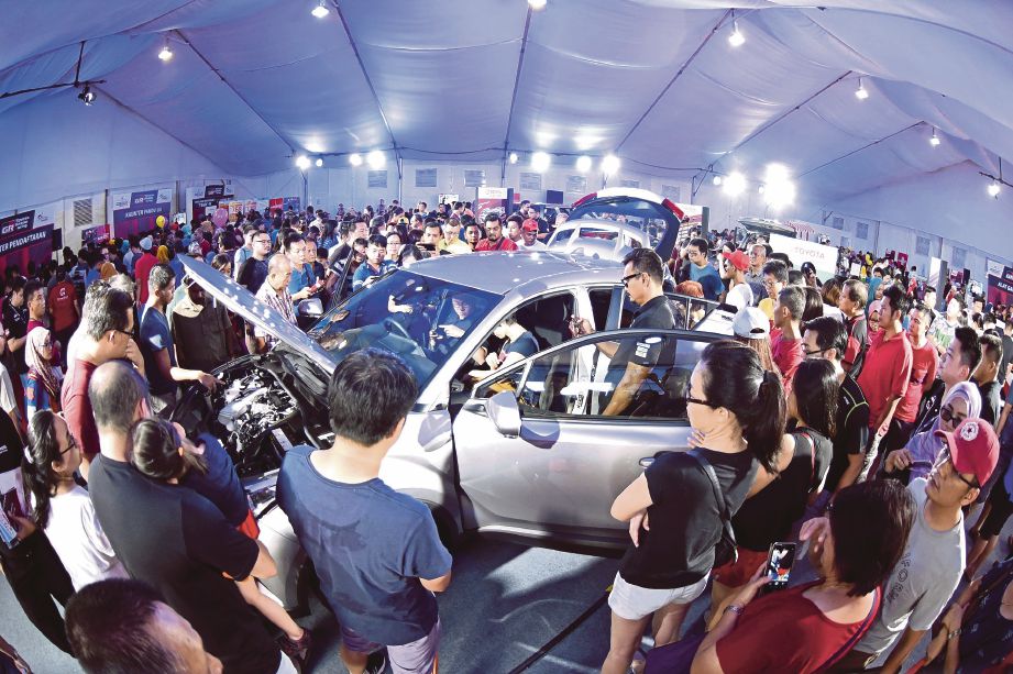 ORANG ramai melihat  model Vios Sports Edition sempena Toyota GAZOO Racing  Festival.