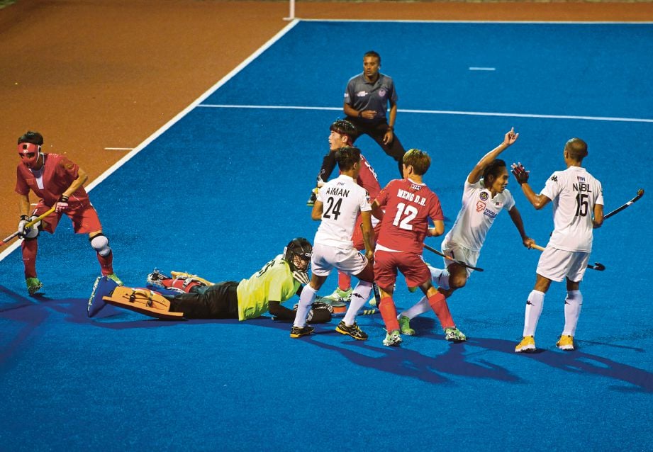 PEMAIN Malaysia, Haziq Samsul (dua dari  kanan) menjaringkan gol pertama ketika menentang China.