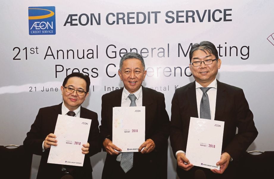 LEE (kiri) bersama Fujita (tengah) dan Ng pada  mesyuarat AGM AEON Credit, semalam.
