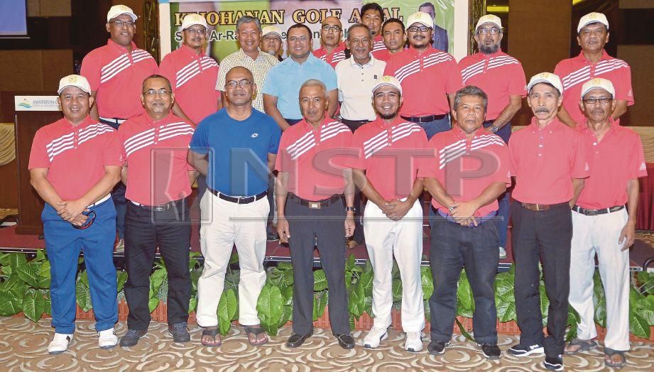   AMIRUDIN  bersama peserta pada Kejohanan Golf Amal Anjuran Surau Ar-Rayyan Seksyen 7, Shah Alam. FOTO Faiz Anuar
