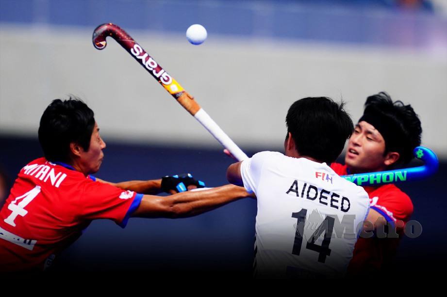 PEMAIN negara, Amirol Aideed Arshad (tengah) dikepung dua pemain Jepun.