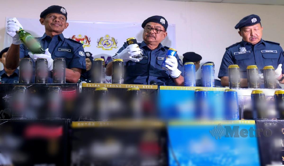 ROSELAN (dua dari kanan) menunjukkan antara lebih 360,000 tin minuman keras yang dirampas JKDM selepas menahan tujuh kontena di Pelabuhan Utara, Pelabuhan Klang. FOTO Danial Saad.