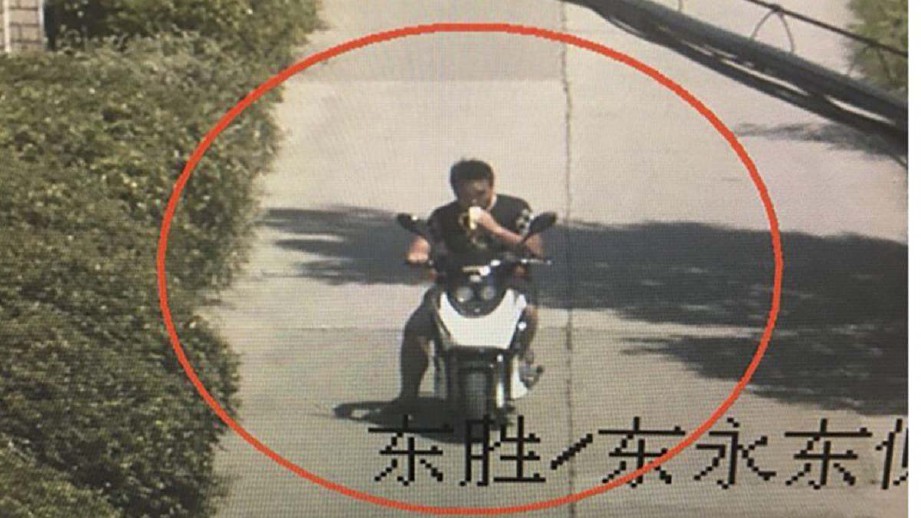 PETIKAN gambar rakaman CCTV menunjukkan lelaki yang merompak tiga rumah sedang makan pisang yang dicurinya. - Agensi