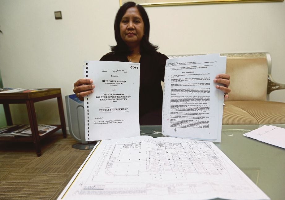  NORAINI  menunjukkan dokumen berkaitan isu Kedutaan Bangladesh di Wisma HRIH Lotus, Jalan Pahang. 