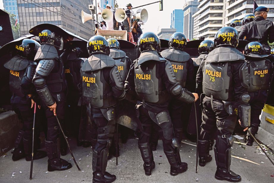 POLIS menghalang penunjuk perasaan ketika demonstrasi di luar  pejabat Suruhanjaya Pilihan Raya di Jakarta. FOTO EPA