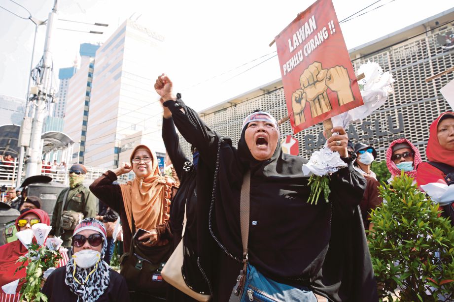 PENYOKONG Prabowo   mengadakan perhimpunan  besar-besaran membantah keputusan pilihan raya itu. FOTO EPA