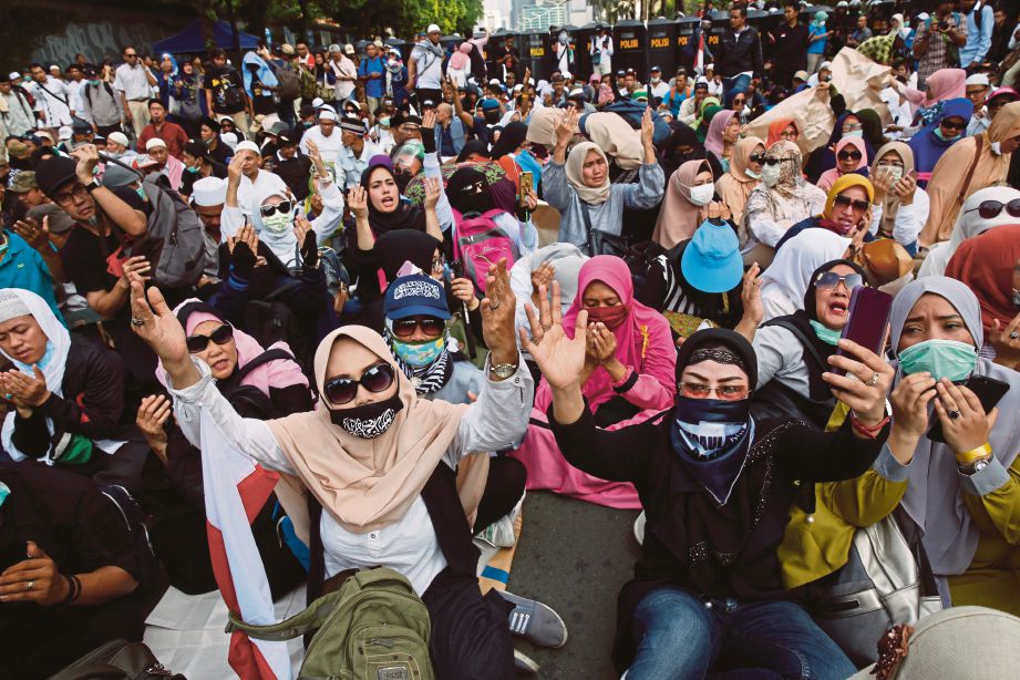 AKTIVIS Islam melaungkan slogan semasa perhimpunan besar-besaran di Jakarta. FOTO EPA