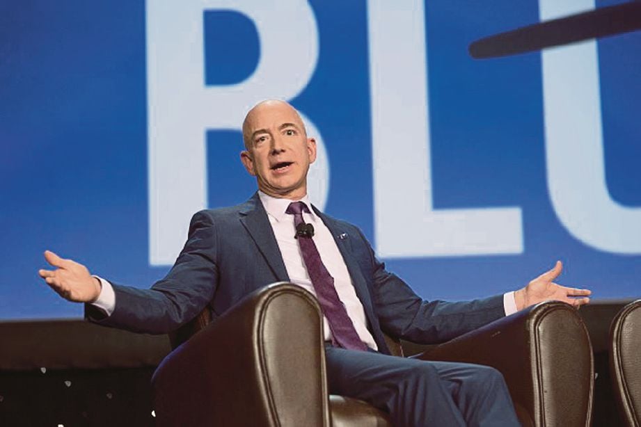 LELAKI terkaya di dunia, Jeff Bezos menyaksikan kekayaannya meningkat kepada AS$112 bilion (RM461 bilion) pada 2018. - Agensi