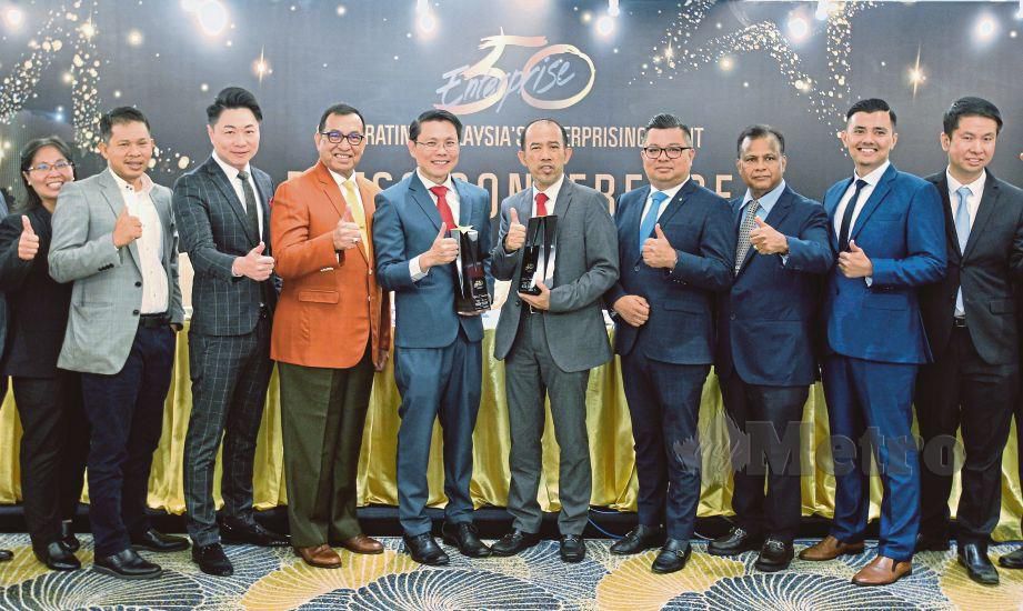 NOOR Azmi (lima dari kanan) bersama penerima Anugerah E50 di Sunway Putra Hotel. 