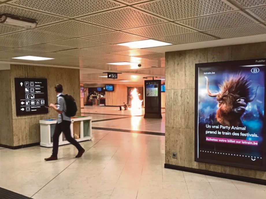 KEBAKARAN dilihat di Stesen Sentral Brussels selepas lelaki itu meletupkan begnya.  - Reuters