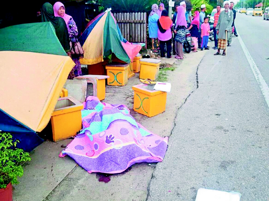MAYAT mangsa  maut dalam kemalangan di Kampung Gaung, Pendek.