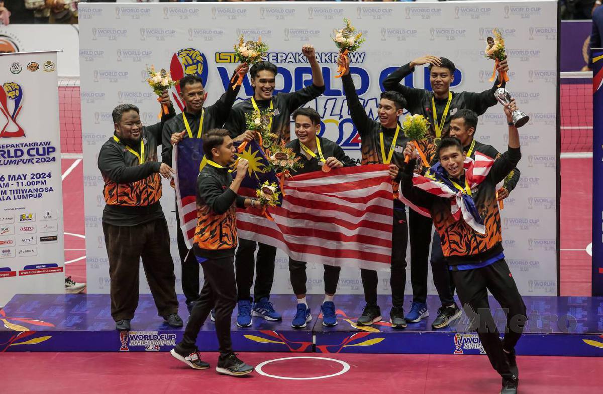 PASUKAN Sepak Takraw Lelaki Malaysia meraikan kemenangan berganda selepas menewaskan pasukan Thailand pada perlawanan Final Regu dan Double Lelaki Sepak Takraw Piala Dunia 2024 di Stadium Titiwangsa. FOTO Hazreen Mohamad.