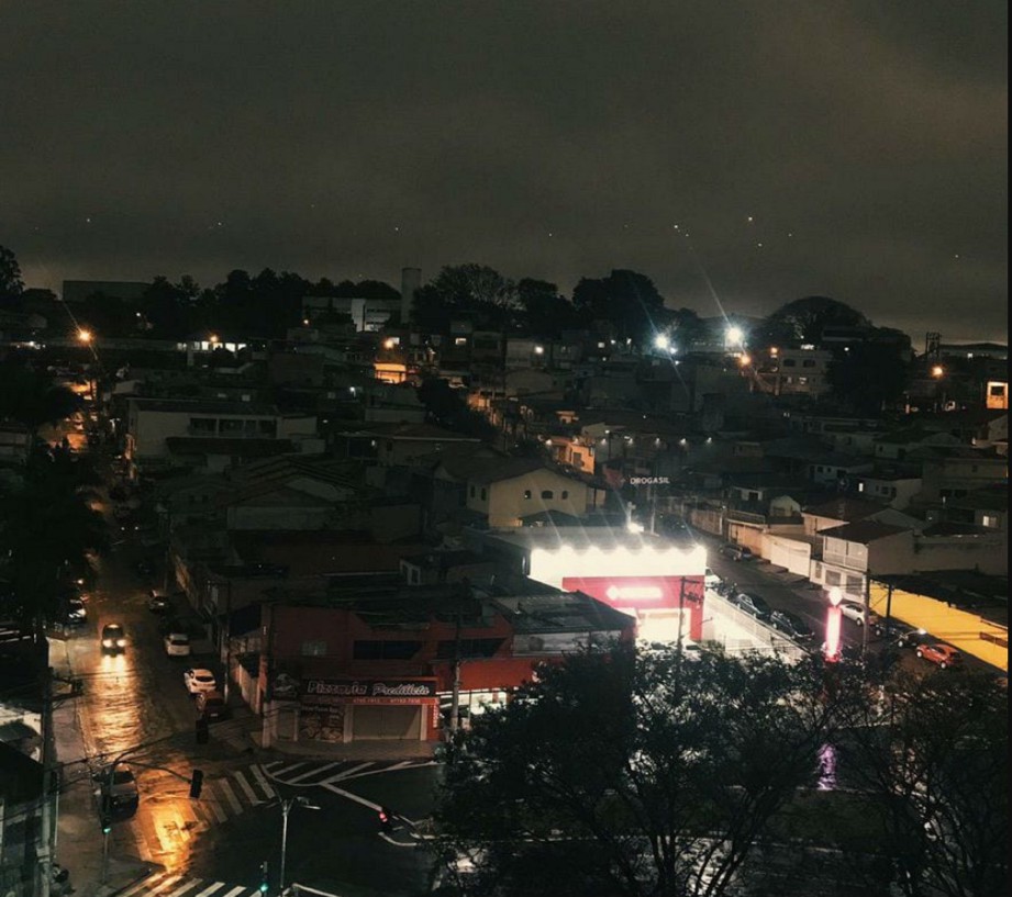 GAMBAR dikongsikan di media sosial menunjukkan keadaan di Sao Paulo seperti waktu malam pada jam 4 petang, Isnin lalu. FOTO Agensi