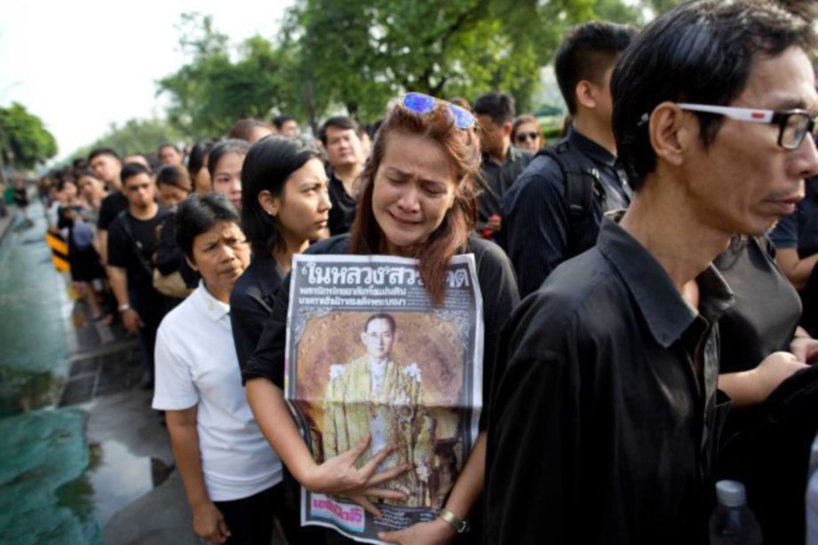 GAMBAR fail,  seorang wanita menangis ketika menanti giliran untuk memberi penghormatan terakhir kepada Bhumibol di Bangkok, bulan lalu.  - Agensi